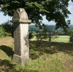 Das Konfessionsdenkmal auf der König-Abert-Höhe, im Hintergrund sieht man Freital