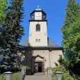 Kirche mit Kirchturm und Freitreppe in Oelsa, Ortsteil der Stuhlbauerstadt Rabenau direkt am Pilgerrundweg, Erholung, Kurzurlaub, Wandern, Handwerk, Stuhlbau
