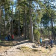 Radfahrer vor dem Einsiedlerstein in der Dippoldiswalder Heide nahe der Stuhlbauerstadt Rabenau Erholung Landidylle Wandern Kurzurlaub im Weißeritztal Stuhlbau Handwerk