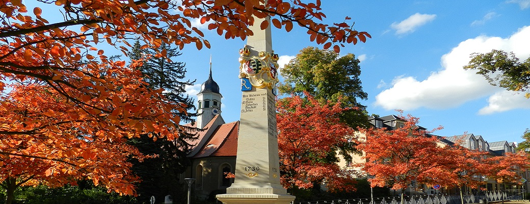 Postmeilensäule am Markt Rabenau im Herbst