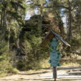 Wegweiser an der Sandsteinformation Einsiedlerstein, Geotop des Geoparks Sachsens Mitte in der Dippoldiswalder / Dippser Heide bei Karsdorf, einem Ortsteil der Stuhlbauerstadt Rabenau Erholung Landidylle Wandern Kurzurlaub im Weißeritztal Stuhlbau Handwerk