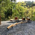 Balancierstrecke und Lümmelsofa am Erlebnisweg Sagenhafter Mühlberg am Bahnhof Rabenau im Rabenauer Grund der Stuhlbauerstadt Rabenau Erholung Landidylle Wandern Kurzurlaub im Weißeritztal Stuhlbau Handwerk