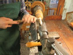 Drechsler an der Maschine