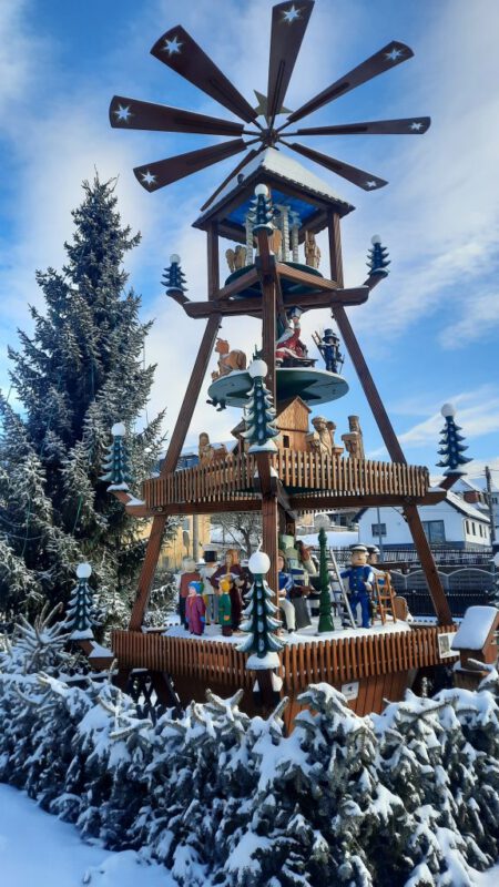 Die Pyramide im Schnee in Oelsa.