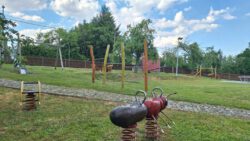 Spielplatz mit Spielgeräten und Tischtennisplatte